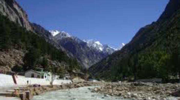 Tragic accident in Kullu: A five-year-old girl died after falling from her mother's lap while crossing a swollen river