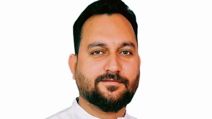 MLA Ashish Sharma protested against the order of keeping trainee employees for two years
