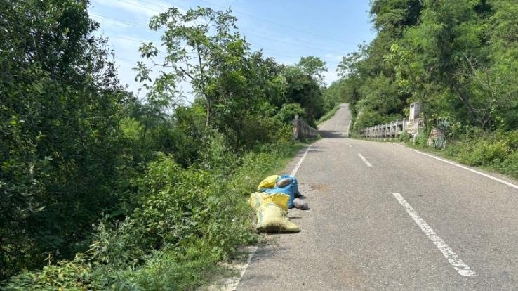  Kangra: Dangerous pit on the side of the road in Ghati Panchayat is inviting accidents