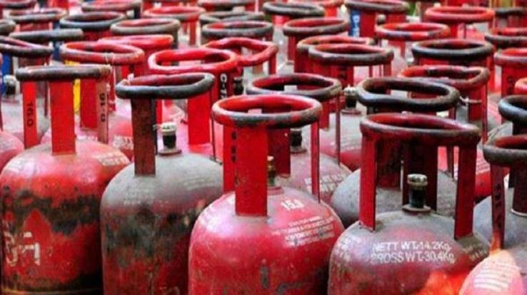 बीपीएल कार्ड धारकों को भी मिले फ्री गैस सिलिंडर 