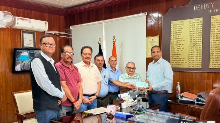 Bilaspur: Maa Shri Durga Langar Samiti contributed Rs 2 lakh to the Chief Minister's Relief Fund.