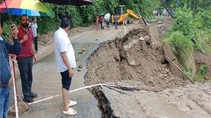 Mandi-Pathankot NH closed, hundreds of vehicles and passengers stranded, alternative route declared for small vehicles
