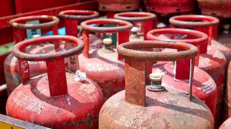 Shimla_361_illegal_cylinders_seized_near_SJVN_office_Shanan_administration_tightens_noose