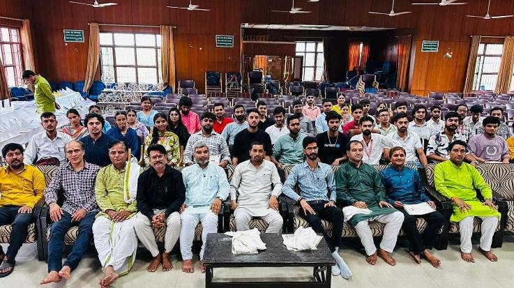 Dehra_The_machine_manufacturing_workshop_going_on_at_the_Central_Sanskrit_University_concluded