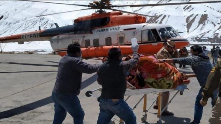 काजा से शिमला एयर लिफ्ट की महिला मरीज