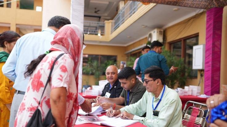 Una_Crowds_gathered_at_the_free_mega_medical_camp_renowned_doctors_of_the_country_provided_services.