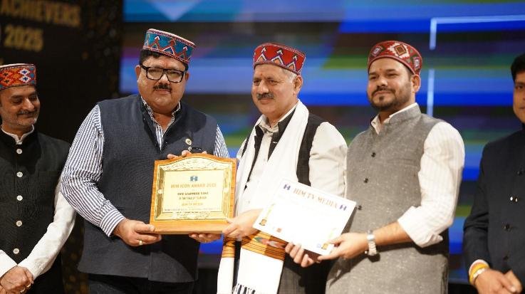 Solan_Raminder_Bawa_who_has_travelled_to_128_countries_received_the_'Him_Icon'_award.
