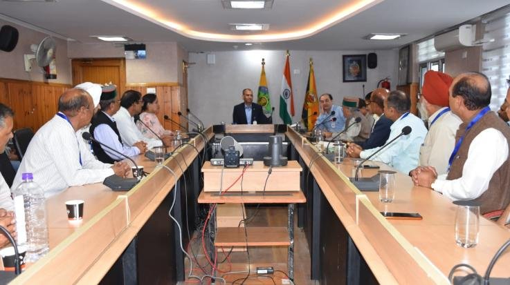 Kunihar_Police_pensioners_placed_their_demand_for_a_guard_of_honour_before_the_DGP.