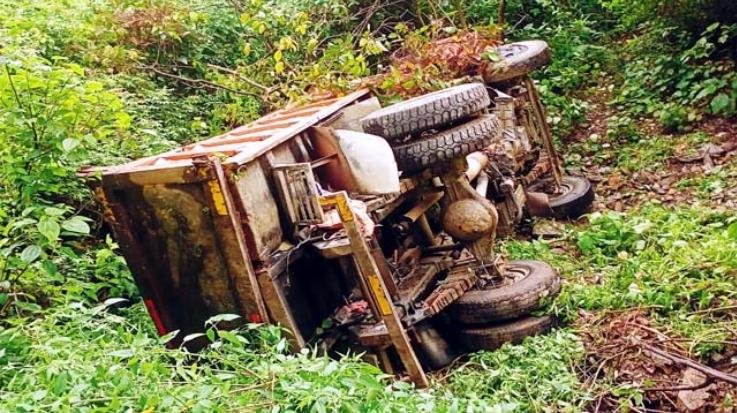 Solan_Tipper_truck_lost_control_and_fell_into_a_150_foot_deep_ditch_driver_safe