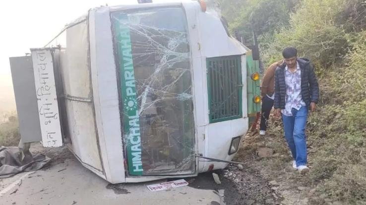 Himachal-Road-Transport-Corporation-bus-met-with-an-accident-driver's-presence-of-mind-averted-a-major-accident