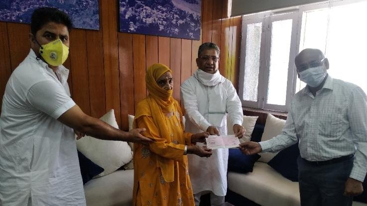 काशू देवी ने पीएम रिलीफ फंड में स्वेच्छा से दिए 1 लाख 11 हजार रूपए 