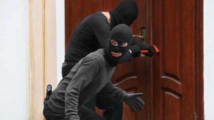 A-daylight-theft-occurred-in-Mandi-resulting-in-a-loss-of-gold-and-silver-jewellery-worth-Rs-11-lakh