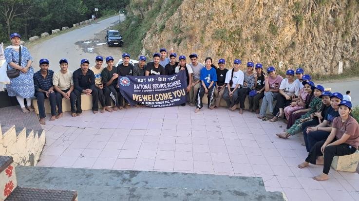 Kunihar_Volunteers_organized_a_cleanliness_drive_on_the_fourth_day_of_the_NSS_camp_at_SVN_School.