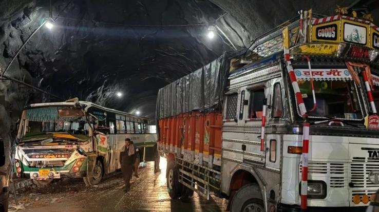 Mandi-HRTC-bus-met-with-an-accident-in-Aut-Tunnel-6-people-injured