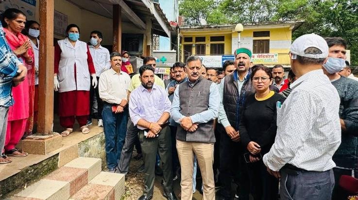 Bilaspur_Rajesh_Dharmani_left_his_pre_scheduled_programme_in_Delhi_and_reached_the_bus_accident_site.