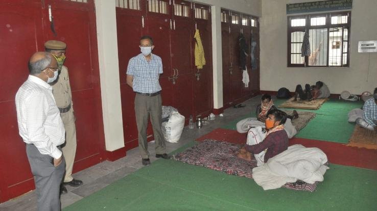 उपायुक्त ने घुमारवीं में क्वारंटाईन केन्द्र तथा अन्य स्थानों का लिया जायजा