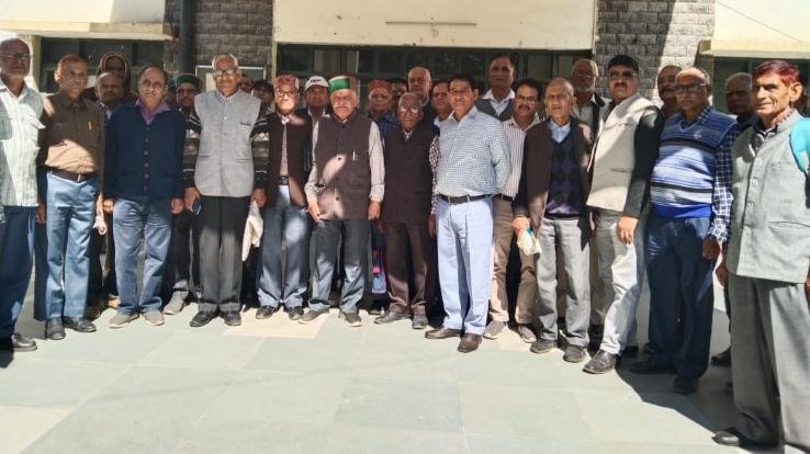 Kunihar_Pensioners_meet_Deputy_Commissioner_Solan_send_memorandum_to_the_state_government