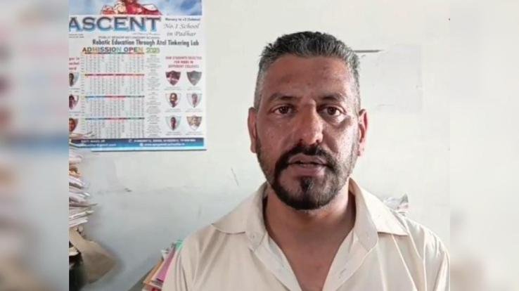 Mandi (Dharampur)_Subhash_Chandra_is_earning_Rs_50_thousand_per_month_from_e-taxi_expressed_gratitude_to_the_Chief_Minister.