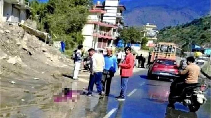 Mandi_Accident_on_four_lane_girl_dies_after_being_hit_by_a_bus