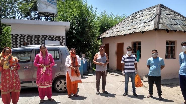 आशीष ठाकुर ने किए नौणी पंचायत में जनता को मास्क वितरित