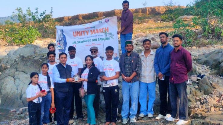 Kangra_Under_the_Jal_Sangam_to_Jan_Sangam_scheme_the_Delhi_team_collected_water_from_the_Beas_river.