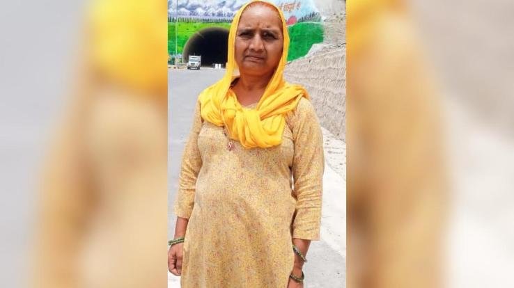 Jwalamukhi_Daughter_of_former_soldier_gets_financial_assistance_from_Army_gets_monthly_pension_of_Rs_15,000