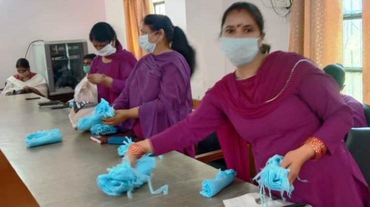 डाॅ. सैजल ने अर्की तथा कुनिहार में बांटे 2000 से अधिक मास्क