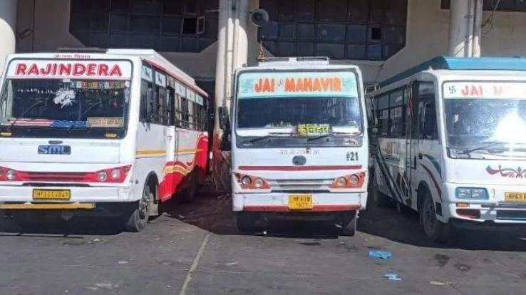 Shimla_Private_bus_operators_on_strike_passengers_upset_people_walk_to_their_destinations