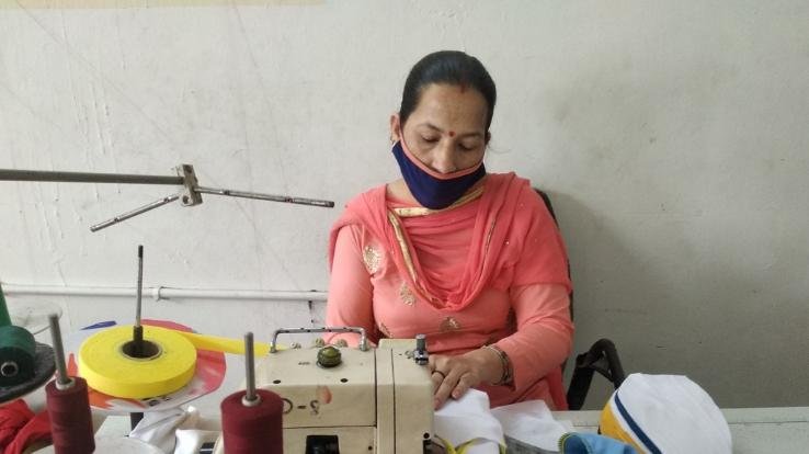 अब तक डोगरा हौजरी ने तैयार की 200 पीपीई कीटें और लगभग 1 लाख मास्क