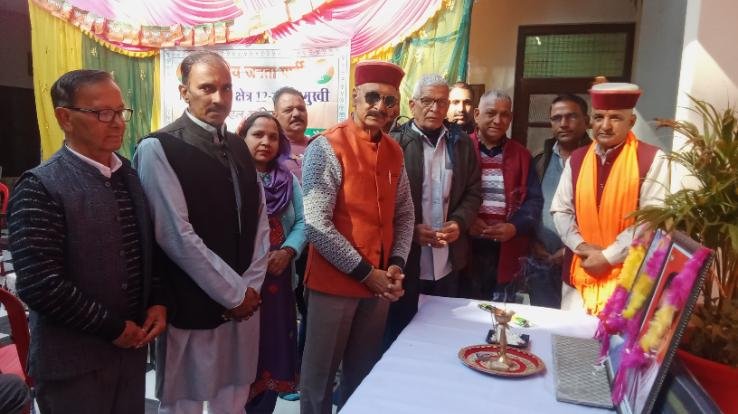 Jaswan-Pragpur_Former_minister_Ravindra_Singh_Ravi_held_an_important_meeting_with_the_members_of_BJP_Mandal_Khundiya.