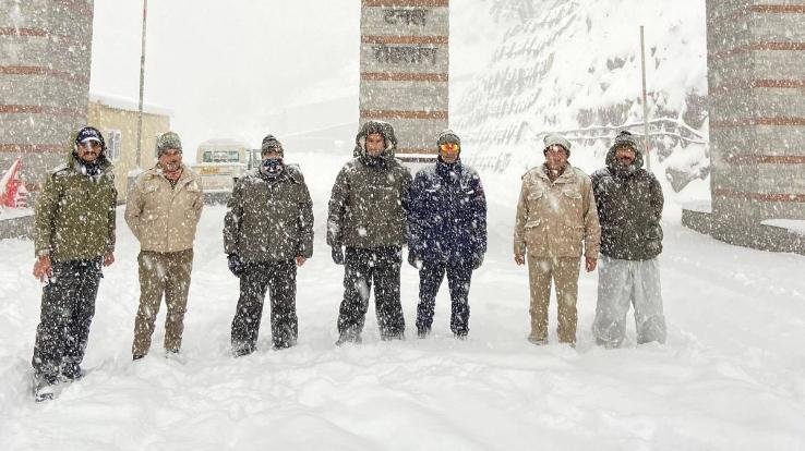 Kullu_Snowfall_in_Manali_administration_issues_instructions_to_stay_away_from_homes_and_hotels