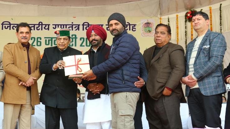 Solan_Vijay_Bhatti_who_has_donated_blood_49 times_was_honored_by_the_state_government.