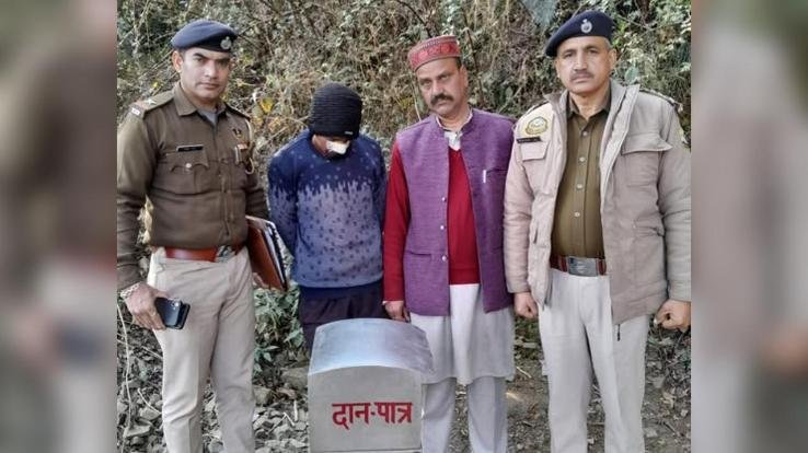 The_accused_who_stole_the_donation_box_from_Chota_Shimla_temple_was_arrested_and_the_donation_box_and_cash_were_recovered.