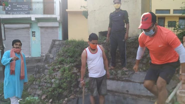 कहलूर सेवा विकास संस्थान ने उठाया पशुओं को पानी मुहैया करवाने का ज़िम्मा