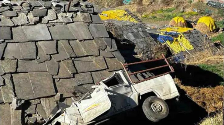 Bolero_camper_lost_control_and_fell_into_a_deep_gorge_in_Kullu_killing_two_and_injuring_three