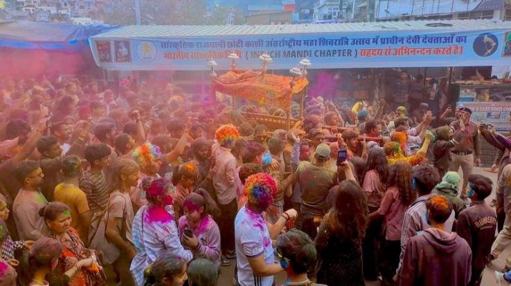 Mandi_Holi_celebrations_in_Chhoti_Kashi_people_danced_on_the _Seri_stage_Leader_of_the_Opposition_was_present.