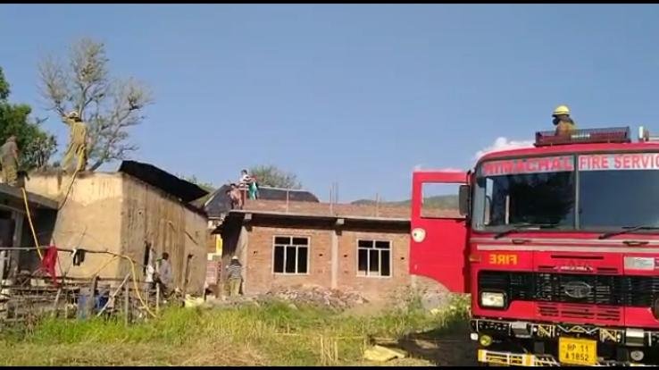 गौशाला में भड़की आग, 2 मवेशी आंशिक रूप से घायल 