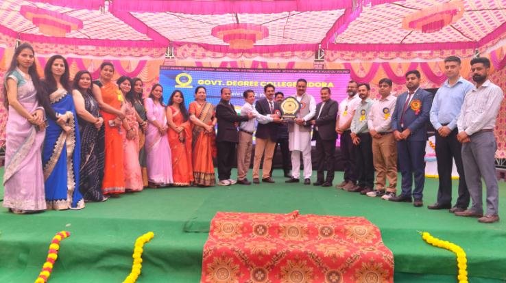 MLA_Malendra_Rajan_honored_meritorious_students_at_the_annual_function_in Indora_College.