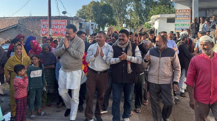 Indora_MLA_Malendra_Rajan_listened_to_public_problems_and_reviewed_development_works_in_Paral_Panchayat.