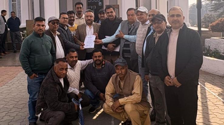 Solan: A Congress delegation met the Education Minister regarding the schools of Kunihar.