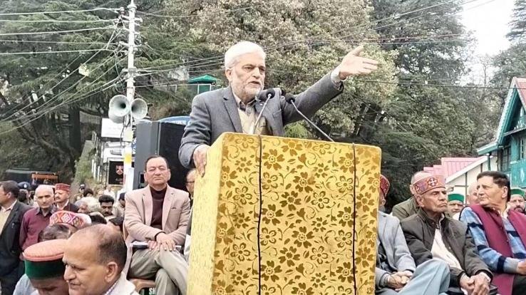 Shimla: Pensioners protested at Chaura Maidan, raising slogans against the state government.