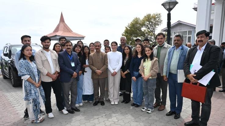 Shimla: A delegation from the Department of Journalism, HPU met the Chief Minister