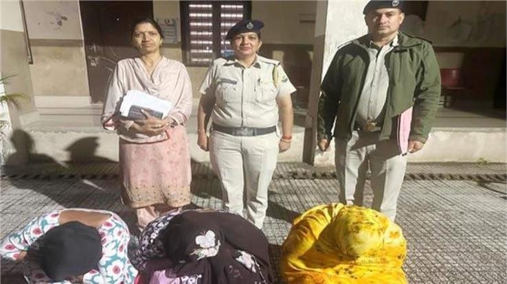 Hamirpur_Prostitution_racket_busted_in_private_hotel_three_women_from_Punjab_rescued