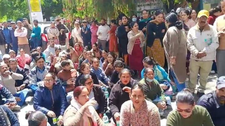 Doctor_treated_rudely_at_Chamba_Medical_College_outsourced_employees_stage_road_blockade