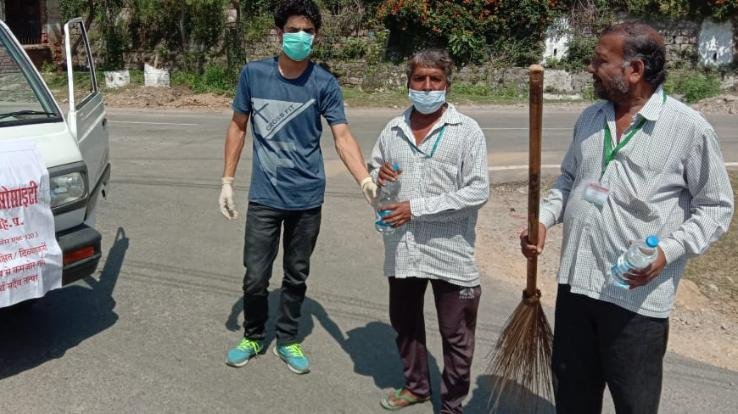 स्वयं सेवक समर्पित और कतव्र्यनिष्ठा की भावना से कर रही लोगों की सेवा