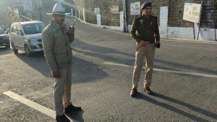 Traffic increased on the Solan-Shimla route over the weekend, with active police arrangements keeping the traffic smooth.