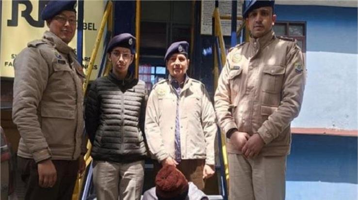 Shimla police arrested a woman selling drugs under the guise of a tea stall.