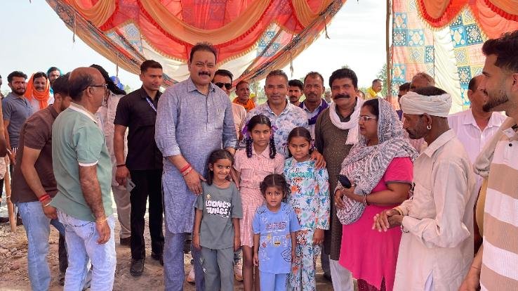  Indora: MLA Malendra Rajan laid the foundation stone for two bridges worth Rs 4.50 crore.
