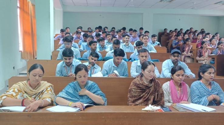 Dehra: Central Sanskrit University organized a special lecture for B.Ed. students.