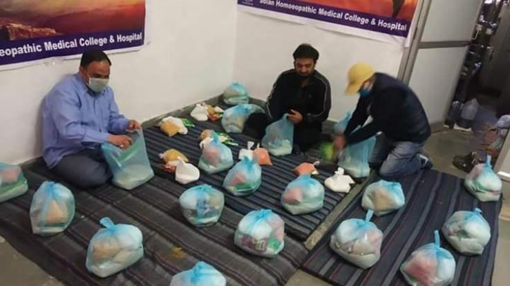 दुकानदारों व बैंक कर्मचारियों को रोग प्रतिरोधक क्षमता बढ़ने वाली दवा की वितरित